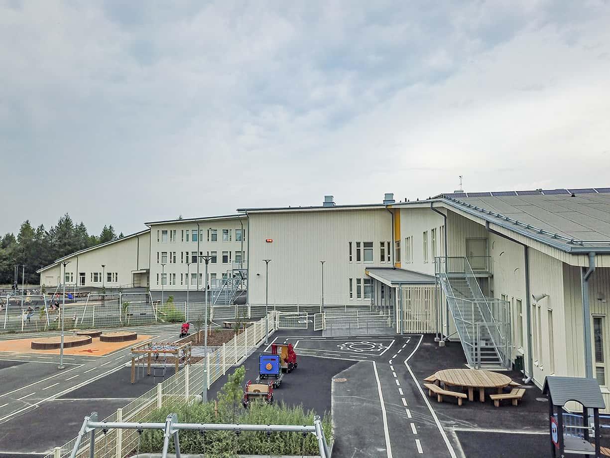Palosuojattu ulkoverhouspaneeli soveltuu koulujen ja päiväkotien julkisivumateriaaliksi