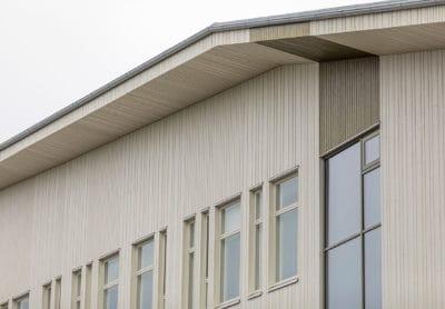 Antikankaan monitoimitalossa on käytetty palosuojattua paneelia julkisivussa suorareunaisena UTS profiilina