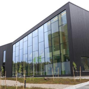MetsäGroupin vierailukeskus on verhoiltu Siparila Topcoat ulkovehrouspaneelilla