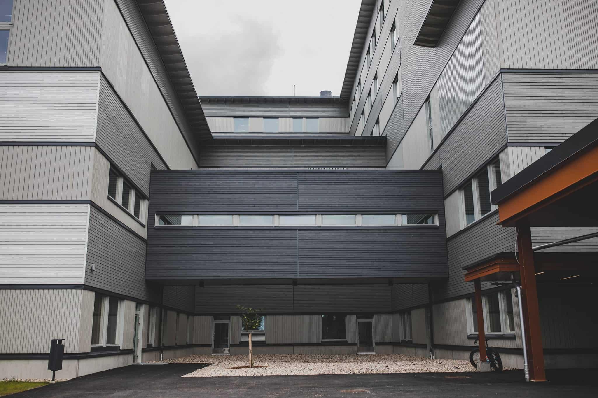 Palosuojattu ulkoverhouspaneeli, UYW 28x120 ja UYS 28x160 sävyt 619X, 571X, 565X / Kainuun sairaala, Kajaani