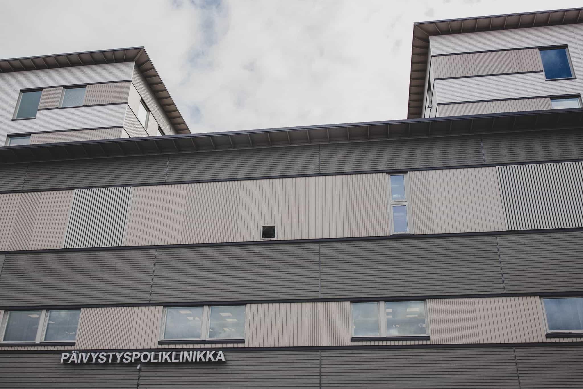 Palosuojattu ulkoverhouspaneeli, UYW 28x120 mm ja UYS 28x160 mm sävyt 619X, 571X, 565X / Kainuun sairaala, Kajaani